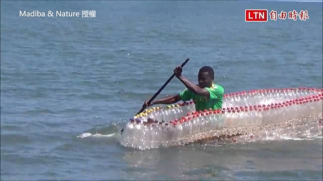 喀麥隆一名青年將寶特瓶做成漁船，並用來幫助貧窮漁夫。(Madiba & Nature 授權)