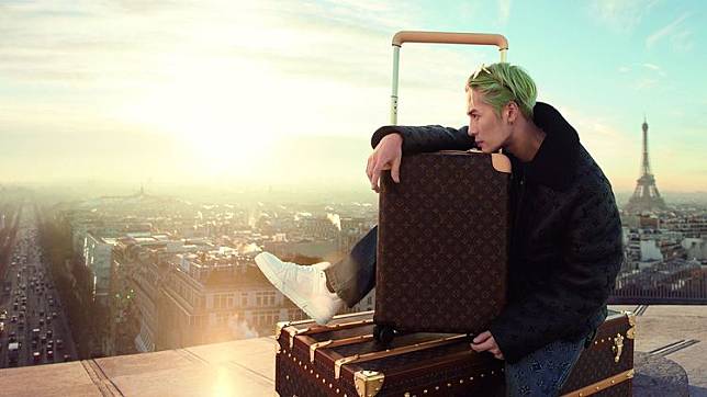 香港歌手王嘉爾身為法國精品路易威登品牌大使，為品牌拍攝的「Horizons Never End」旅行形象廣告近日釋出，讓Horizon行李箱陪伴他踏上冒險旅程。品牌提供