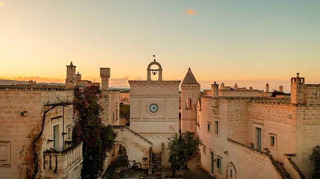 Borgo Egnazia由一整排低矮的石頭建築連接成走道