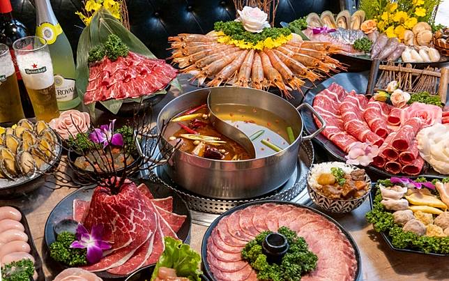 火鍋、燒肉優惠超有誠意！6人同行老師免費、1999年出生喝到飽