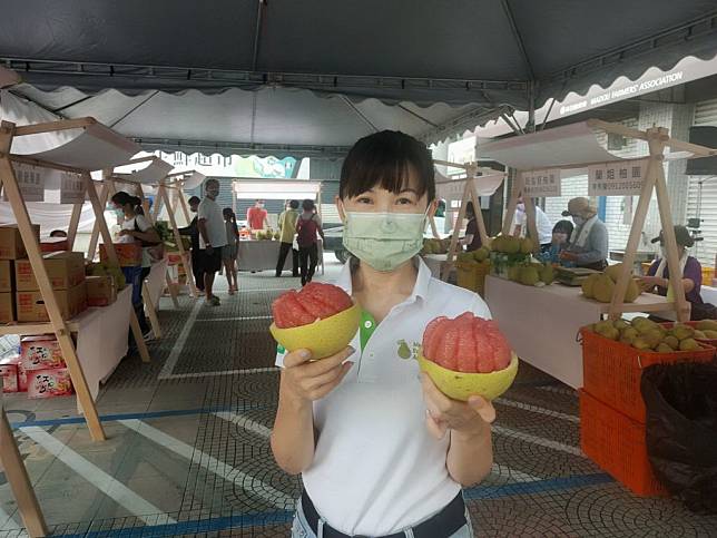 麻豆區農會舉辦紅柚展售會，總幹事孫慈敏到場協助行銷。（記者林相如攝）