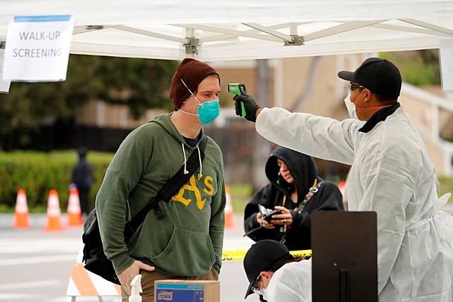 美國加州，當局加強武漢肺炎防疫措施，民眾接受體溫測試。（東方IC）