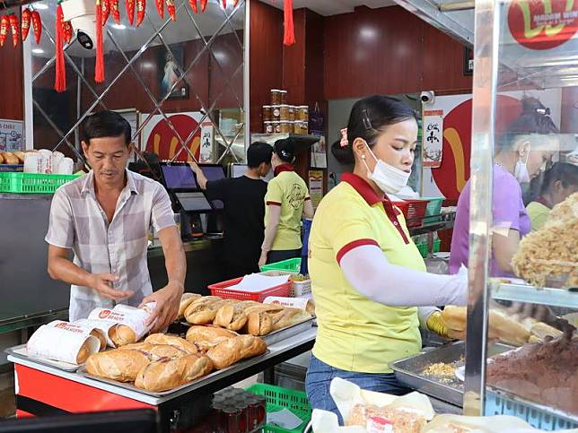越南官方29日公布，預計越南2024年第2季的經濟成 長率將達6.93%，與此同時通膨壓力也很大，CPI年增 率超過4%。圖為胡志明市一家越南麵包店，攝於113 年5月18日。 中央社記者陳家倫胡志明市攝 113年6月29日
