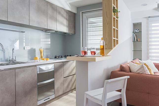 1. 冷色調的廚房讓空間在視覺上看起來更為寬敞，搭配早餐吧台桌，機能完整。