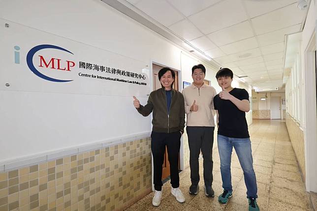 國際海事法律與政策研究中心中心主任饒瑞正(左)、中心研究員張以承(中)、中心研究助理蔡濬鴻(右)。（海大海洋法律與政策學院提供）