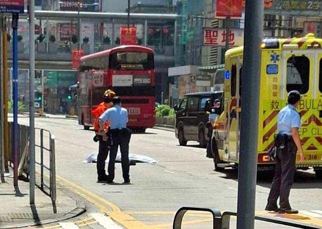 男子倒臥行車線當場身亡。