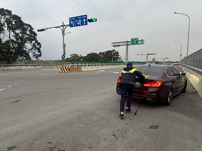 高平派出所員警將故障車輛推至路旁安全處，等待道路救援到場拖吊。圖：讀者提供