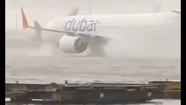 2024年4月16日，阿拉伯聯合大公國杜拜國際機場暴雨，部分區域淹水，民眾拍到一架杜拜航空飛機涉水。翻攝@jamiebsmith