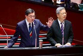 行政院長卓榮泰（左）、經濟部長龔明鑫（右）備詢。廖瑞祥攝