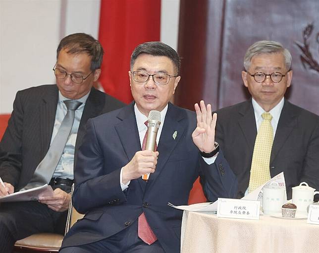 行政院長卓榮泰（中）內閣就職將滿週年，16日在政院和媒體茶敘。卓榮泰揭示政院五大行動：健康台灣、青年敢夢、科技普惠、均衡發展和安全韌性，以及20項現在進行式。中央社記者郭日曉攝114年5月16日