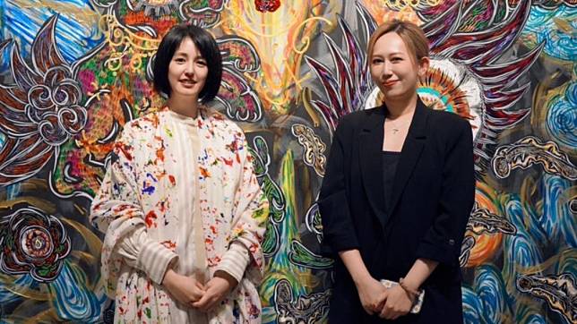 日本藝術家小松美羽（左）來台舉辦個展，有「電商女帝」封號的瑪菲司受邀出席開幕特別場。（圖／株式会社風土提供）