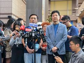 郝龍斌在趙少康陪同下完成參選國民黨主席領表，強調自己絕不參選總統，要當造王者、造后者，贏得2026及2028。(圖：趙少康臉書)