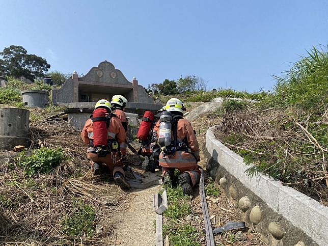 清明掃墓，竹市消防局四日成立「防災服務站」同時備有水袋。(記者曾芳蘭攝)