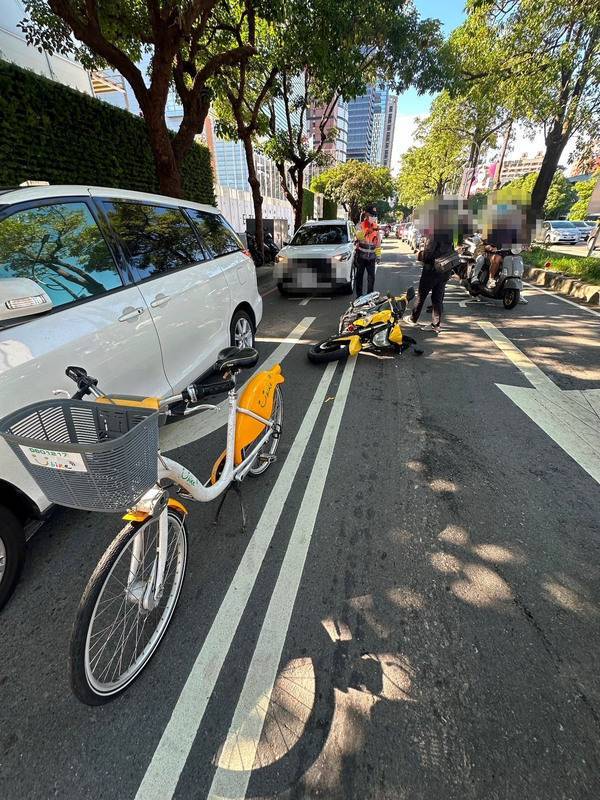 台中市西屯區一處路口17日發生機車追撞自行車 （YouBike）事故，另名機車騎士騎到事故地點時， 對事故方比倒讚手勢，下一秒卻擦撞旁邊車輛倒地， 影片引發網友熱議。（翻攝照片） 中央社記者蘇木春傳真113年11月18日