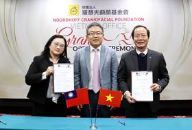 在駐越南代表劉世忠（中）的見證下，羅慧夫顱顏基 金會執行長陳依伶（左）和越南中央兒童醫院院院長 陳明典（右）簽署雙方合作備忘錄。 中央社記者陳家倫河內攝 114年2月22日