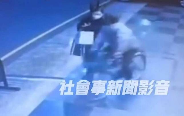 新竹市一名男子騎腳踏車隨機向路人吐口水。（翻攝社會事）