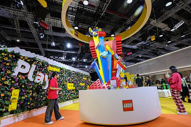 People visit the LEGO booth at the 6th China International Import Expo (CIIE) in east China's Shanghai, Nov. 8, 2023. (Xinhua/Xin Mengchen)