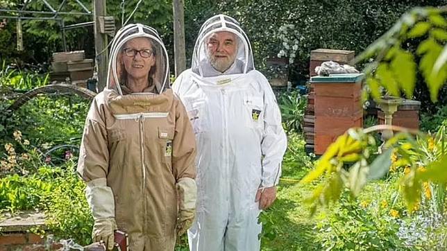  79歲的皇家養蜂人卓邦，告知蜜蜂「女主人離世了」。（翻攝推特）