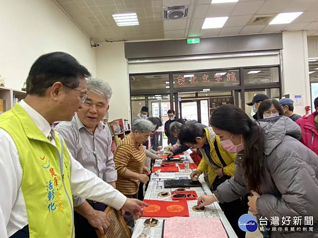 知名收藏家郭双富老師亦親臨現場指導民眾參與版印DIY。圖／記者鄧富珍攝