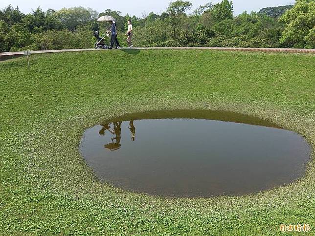 羅東運動公園望天丘積水，搭配周邊綠色草皮，被形容成為迷你版的嘉明湖。(記者江志雄攝)