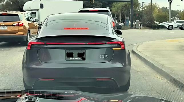 北美車友 巧遇最新的 Tesla Model Y Performance