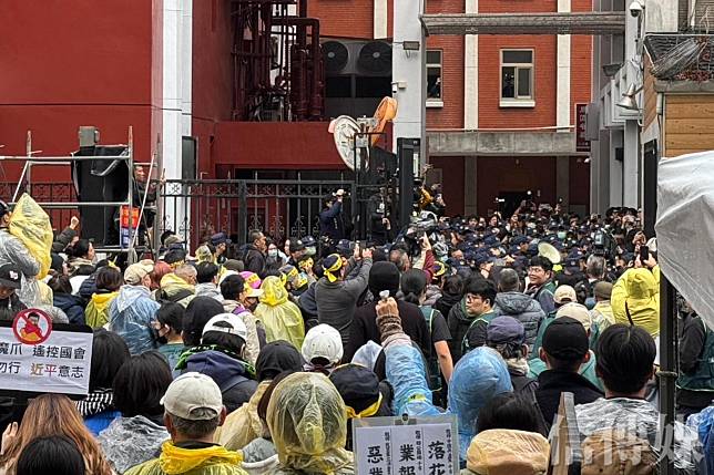 立法院外，台灣公民陣線及台灣經濟民主連合號召青鳥聚集在立法院外濟南路上抗議，而上午10時，主辦單位宣布現場已突破千人。（攝影/張全慶）