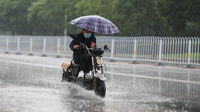 ▲中國進入汛期，多地近日都降下暴雨。（圖／翻攝自中新社）