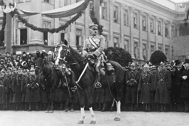 1927年畢蘇斯基在華沙閱兵。（美聯社）