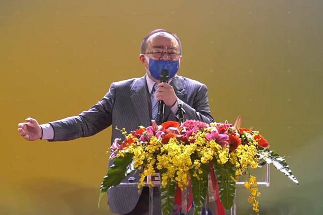 台科大校友總會理事長、振達電子董事長蔡侑霖於台科大畢業典禮上發言。