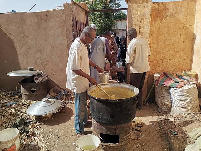 This photo taken on April 22, 2024 shows a volunteer preparing free meal for displaced people at a charity restaurant in Karari neighborhood of Omdurman city, northwest of the Sudanese capital Khartoum. (Photo by Mohamed Khidir/Xinhua)