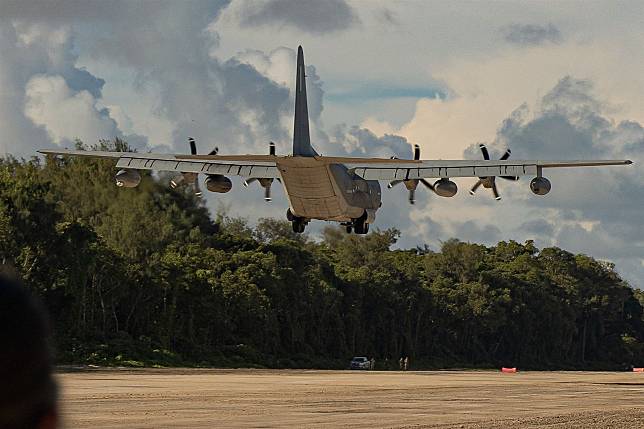  貝里琉島機場舊跑道停用多年後，迎來首架KC-130J 加油運輸機落地。 （取自DVIDS網站）