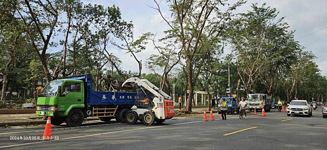 台灣電力公司表示，颱風期間高雄市約21萬戶停電，目前約1.6萬戶待復電。台電已動員跨區支援，預計今日全面恢復供電。 圖：民眾/提供