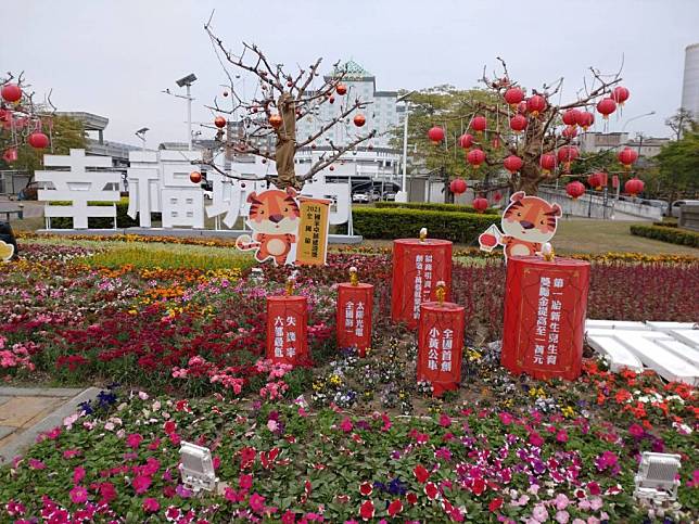 市府在永華市政中心的永華綠園草地以可愛的老虎為主題布置裝置藝術，象徵「五虎（福）臨門、福虎生豐」，歡喜迎虎年。（記者吳孟珉攝）