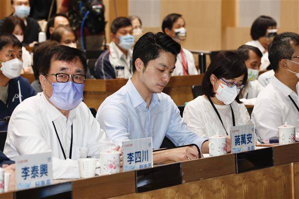 北市議員顏若芳批評，市長蔣萬安（中）女性閣員1/3的競選政見跳票，包括副市長林奕華（右）的女性首長僅6名。左為副市長李四川。資料照片。廖瑞祥攝