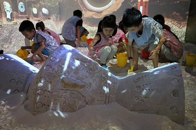 《魔幻考古沙坑》於「2019新北兒童藝術節」場場爆滿。    圖：十三行博物館提供