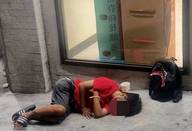 網友ＰＯ文深夜在沙鹿公車站看見一名小朋友躺在地上，警方查證後表示該位民眾已經成年。（沙鹿之美臉書提供，記者陳金龍翻攝）