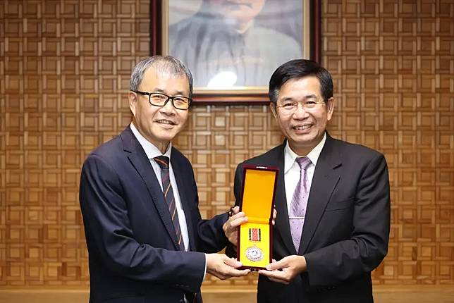 教育部部長鄭英耀今（18）日下午於部務會報頒贈前部長潘文忠「一等教育專業獎章」
