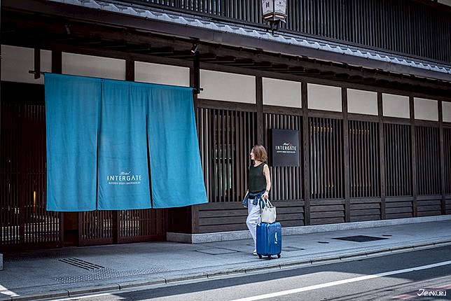 
<p>Hotel Intergate 京都 四條新町酒店的入口，選用了印有飯店的名字暖簾（のれん），當中的簡單與傳統為飯店增添了優雅的氣息。</p><p>
</p><p>
</p><p>
<b>Hotel Intergate 京都 四條新町(ホテルインターゲート京都 四条新町)</b></p><p>
地址：〒604-8214　京都府京都市中京区新町通錦小路上る百足屋町387</p><p>
電話：+81-75-255-2221</p><p>
入住/退房時間：15:00/11:00</p><p>
<a href=