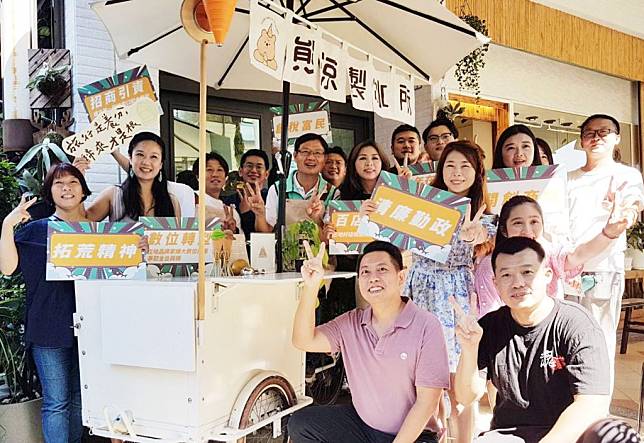 綠營屏東市長參選人李清聖（左五）推出地方創生三箭，獲青年創業家與南台灣部落客聯名喝采。（記者毛莉攝）