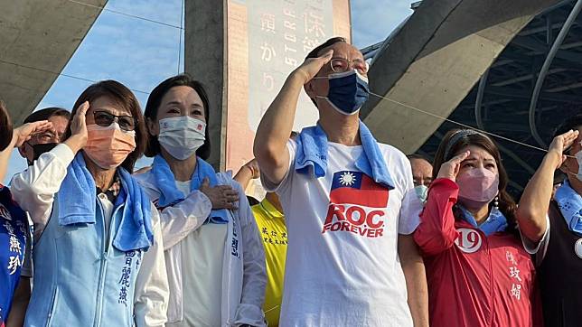 國民黨主席朱立倫與高雄市長候選人柯志恩，廿三日上午在高雄市世運主場館和上千熱情的高雄鄉親加油逗陣走健走活動，共同慶祝台灣光復節。（記者吳文欽攝）