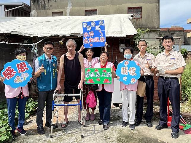 榮服為榮眷打掃環境，熱心服務。 （記者葉蒼秀攝）