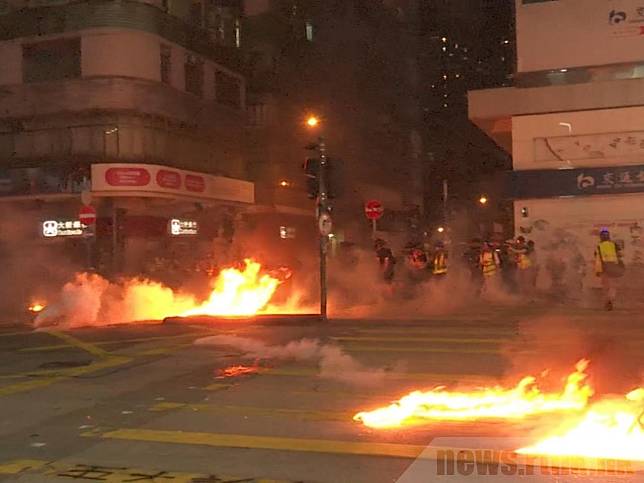 示威者九龍遊行多處堵路縱火及破壞中資商店，數人被捕。（葉浩傑攝）