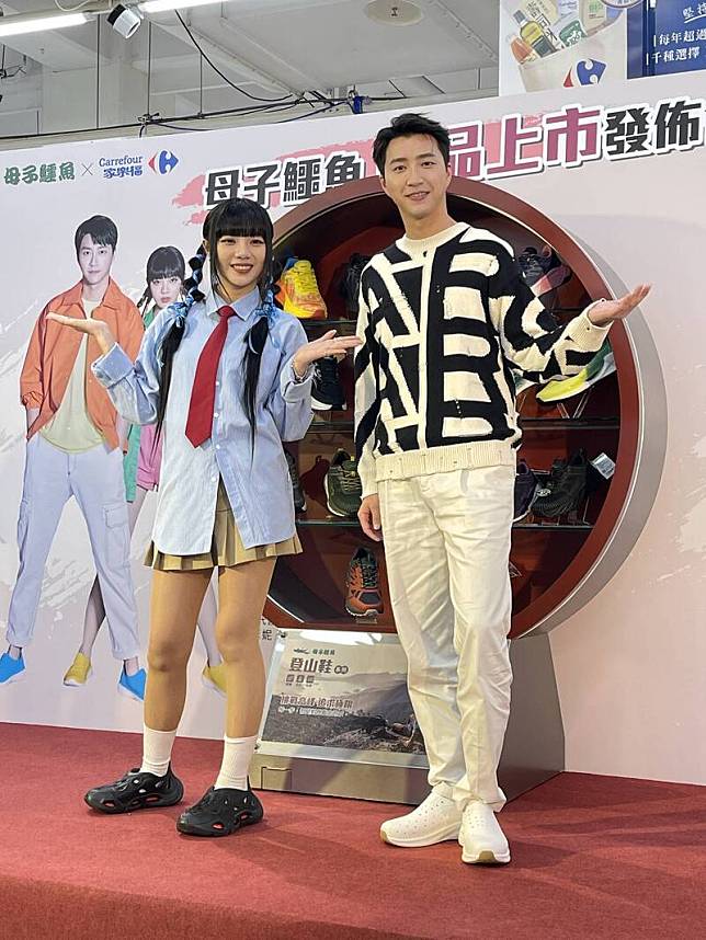 江宏傑(右)與、木木擔任鞋子品牌一日店長。(記者林欣穎攝)
