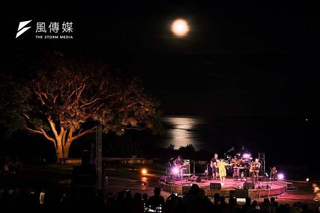 「2022東海岸大地藝術節」吸引7,500名遊客一起享受暑假溫柔夜晚的音樂饗宴。（圖／東部海岸國家風景區管理處提供）