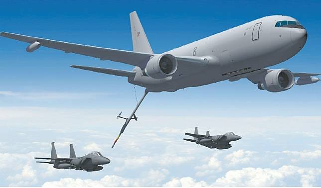 波音KC-46A空中加油機對戰機進行油料補給。 圖 : 翻攝自中國軍網