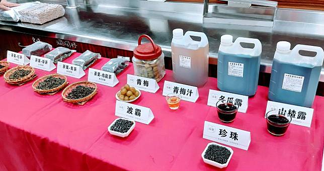 茶の魔手在台南安定有自己的製造廠，果露、珍珠、波霸等材料全部自製。(記者羅玉如攝)