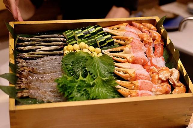 「辰壽司・割烹・會席」推出吸睛的夏令盛宴，新菜單將會席料理與日式天婦羅的比例各占一半，並用上各式高檔海鮮，如松葉蟹、海膽、明蝦、鮑魚等。（圖／記者葉盛耀攝）