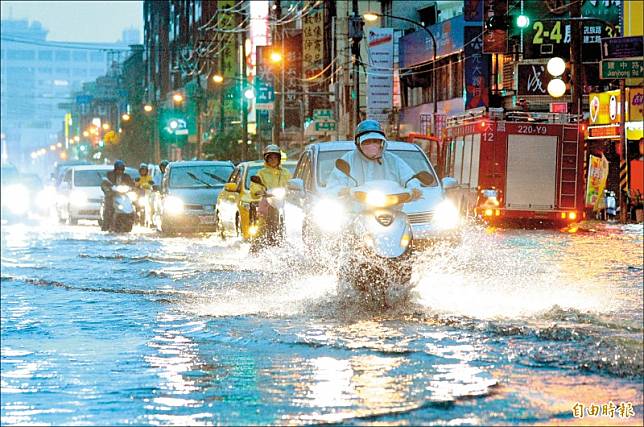 高雄市區昨天傍晚降下雷陣雨，超大雨勢讓許多路面積水，車輛拋錨動彈不得，民眾怨聲載道。(記者張忠義攝)
