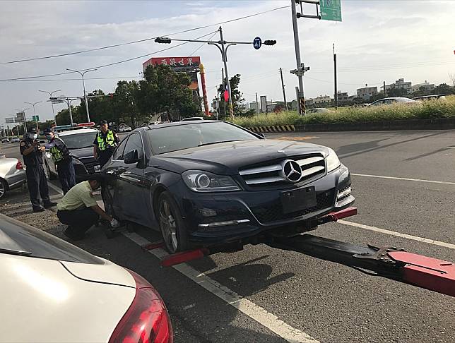 交通部公路局屬監理單位與警方合作，路檢攔查到使用偽造車牌車輛，當場扣繳牌照並將車輛移置保管。（圖／資料照片，圖源：交通部公路局秘書室公關科）