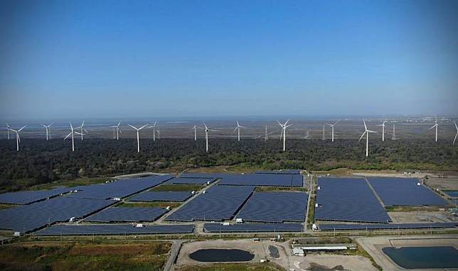 國泰人壽與開陽能源合作興建雲林麥寮天機太陽能電 廠23日正式落成。圖為太陽能電廠第一期在今年3月 完工，裝置容量達到26MW（百萬瓦），面積約25公 頃。（國泰金控提供） 中央社記者蘇思云傳真 110年10月23日  
